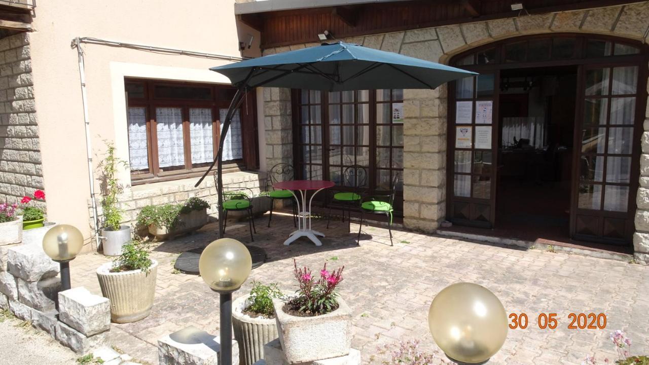 Bed and Breakfast Au Pont de la Ginéze Barjac  Exterior foto